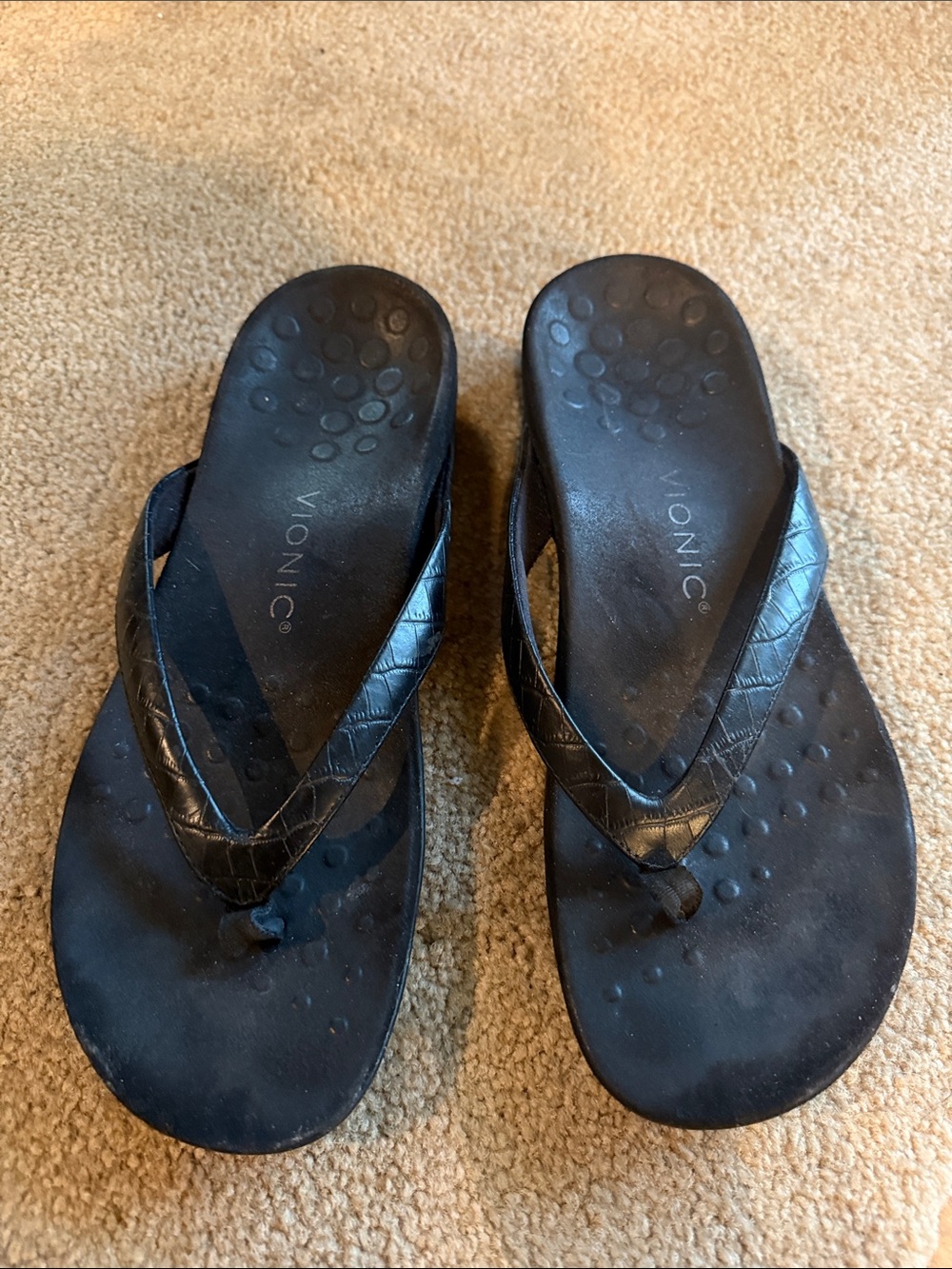 Vionic Black Women's Quilted-Strap Thong Sandals